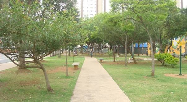 Praça e área de lazer na Parada Inglesa